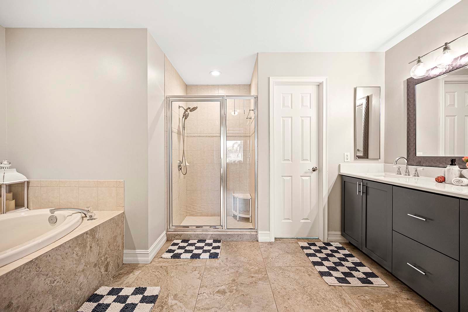 En-suite Hauptbadezimmer mit zwei Waschbecken, Gartenbadewanne und Dusche