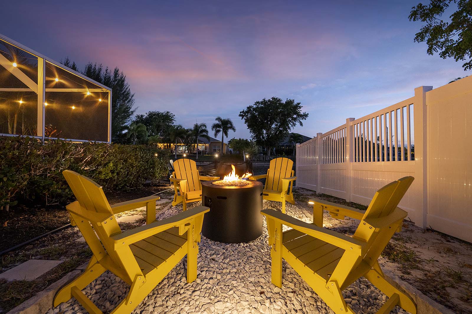 Feuerstelle im Freien mit Adirondack-Stühlen