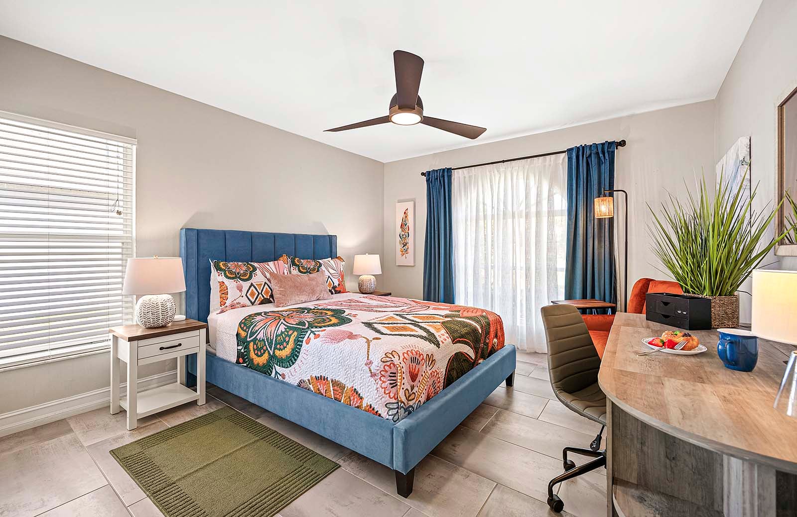 Gästezimmer mit Gartenblick und Queensize-Bett sowie Schreibtisch