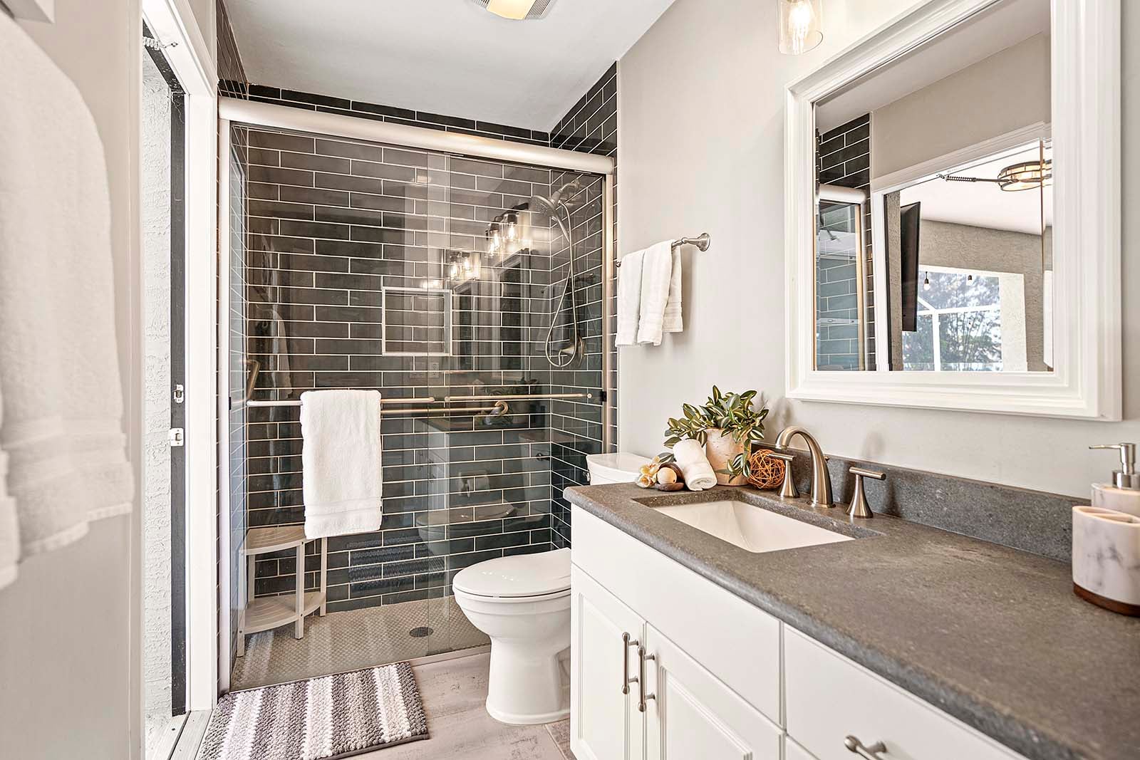 Gästebad mit Waschbecken und Dusche