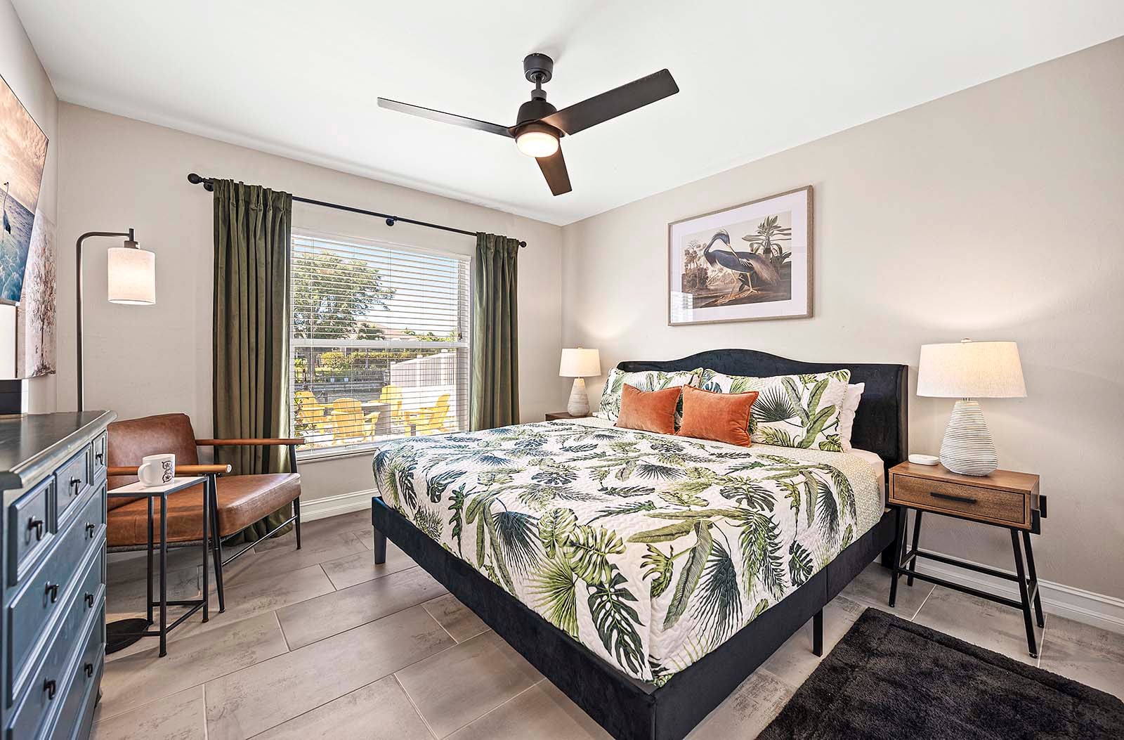 Gästezimmer mit Kingsize-Bett und Gartenblick