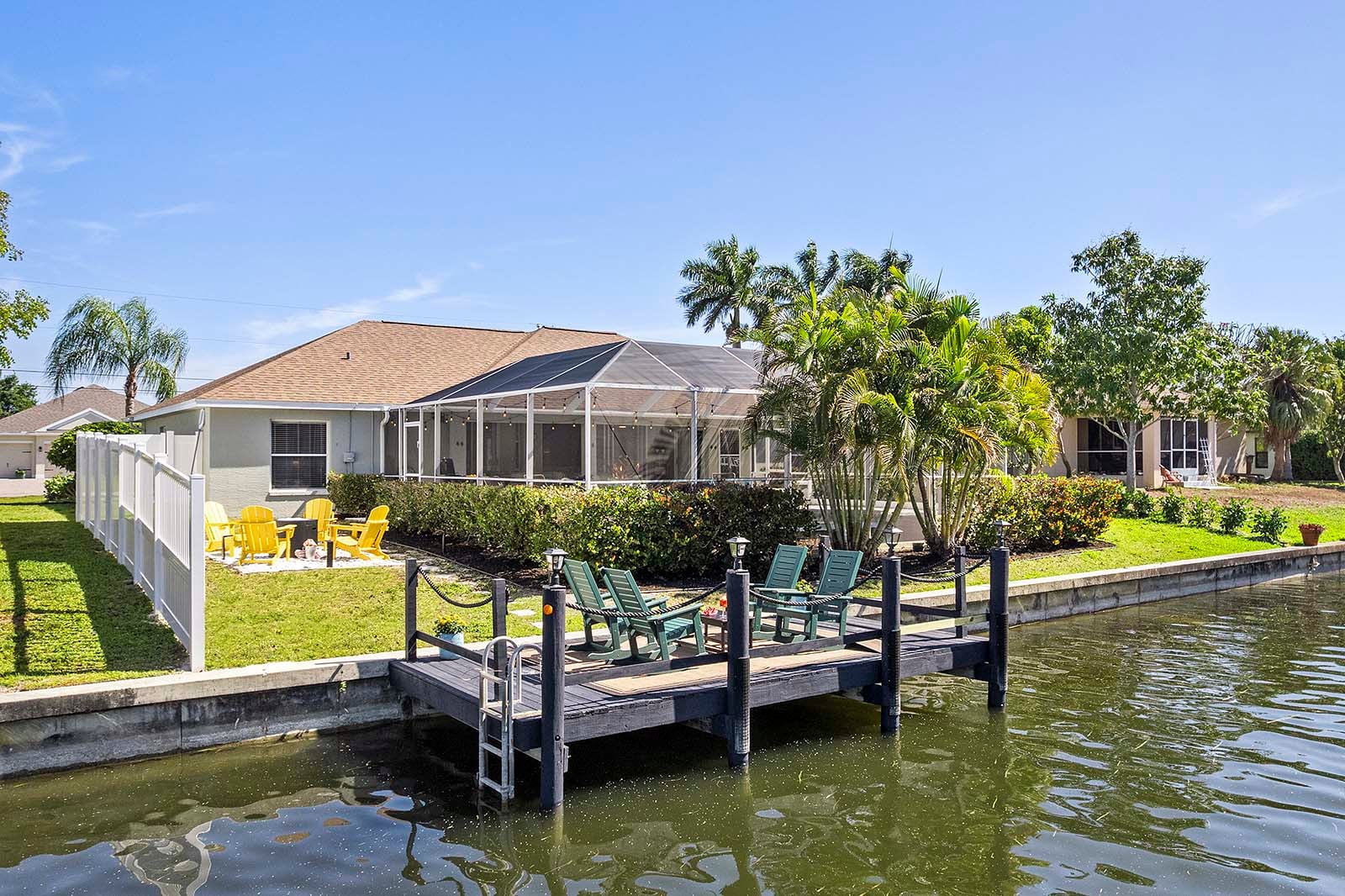 Dock ideal zum Angeln und Loungebereich zum Sonnenbaden