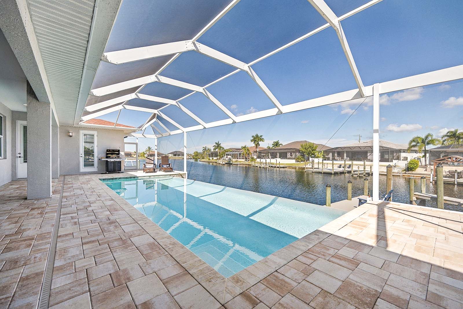 Large Spacious Überdachte Terrasse with Wide Aussichts