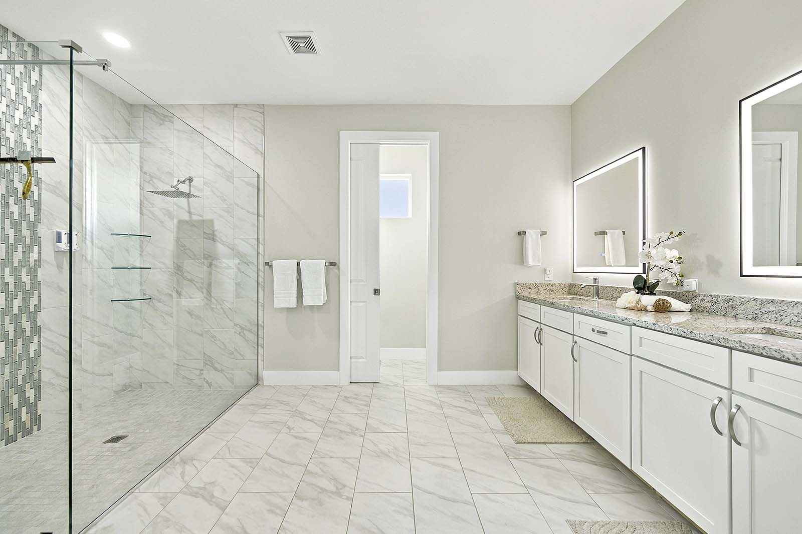 En-Suite Badezimmer with Garten Tub, Shower and Dual Sinks