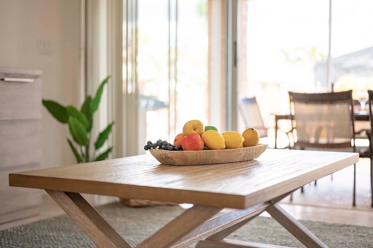 Beheizter Pool mit Lanai und Sitzbereich im Außenbereich.