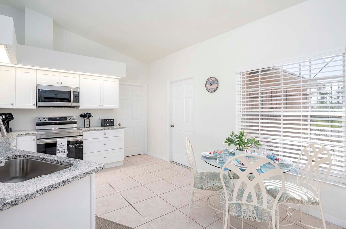 Beheizter Pool mit Lanai und Sitzbereich im Außenbereich.