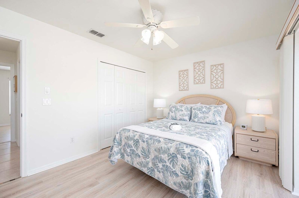 Beheizter Pool mit Lanai und Sitzbereich im Außenbereich.