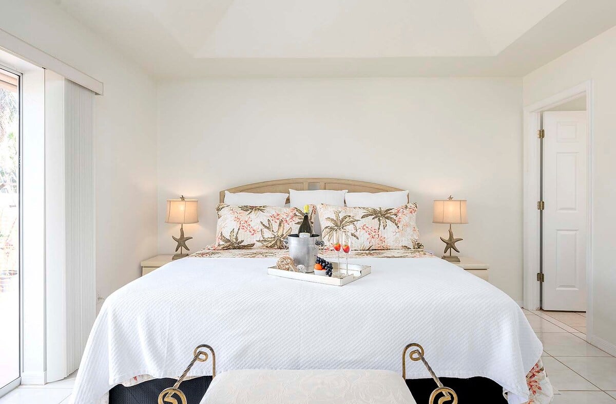 Beheizter Pool mit Lanai und Sitzbereich im Außenbereich.