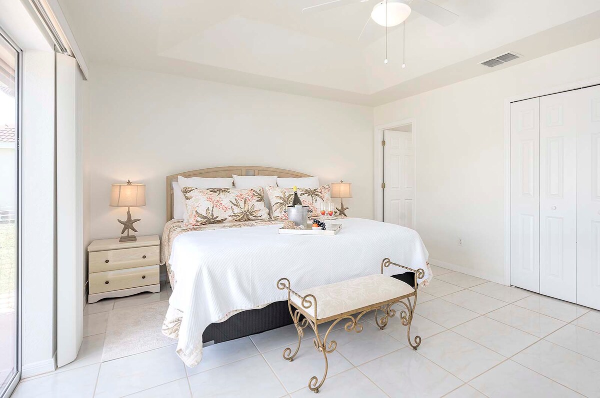 Beheizter Pool mit Lanai und Sitzbereich im Außenbereich.