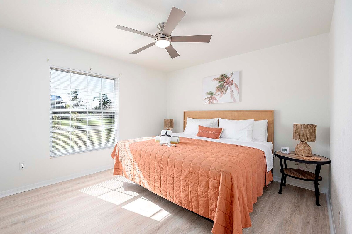 Beheizter Pool mit Lanai und Sitzbereich im Außenbereich.