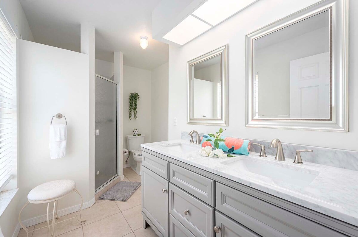 Beheizter Pool mit großzügiger Lanai und Sitzbereich im Außenbereich.