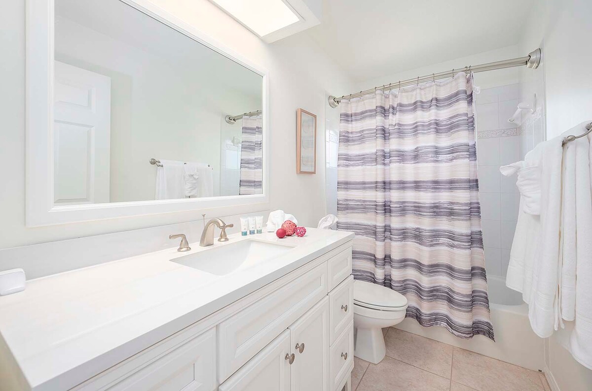 Beheizter Pool mit Lanai und Sitzbereich im Außenbereich.