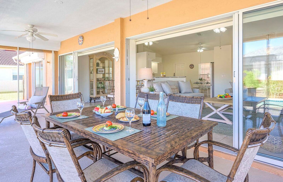 Beheizter Pool mit Lanai und Sitzbereich im Außenbereich.