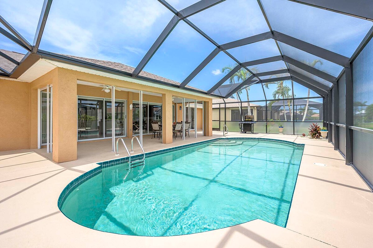 Beheizter Pool mit Lanai und Sitzbereich im Außenbereich.