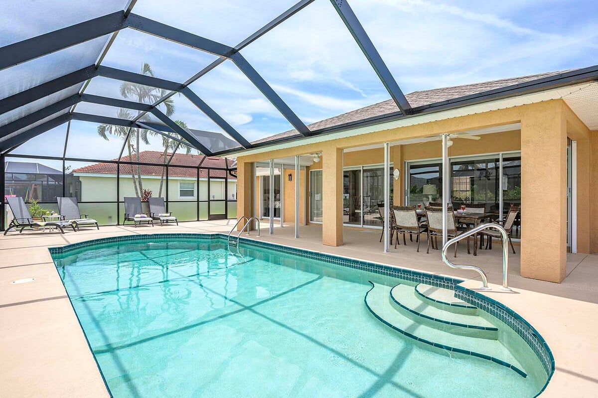 Beheizter Pool mit Lanai und Sitzbereich im Außenbereich.