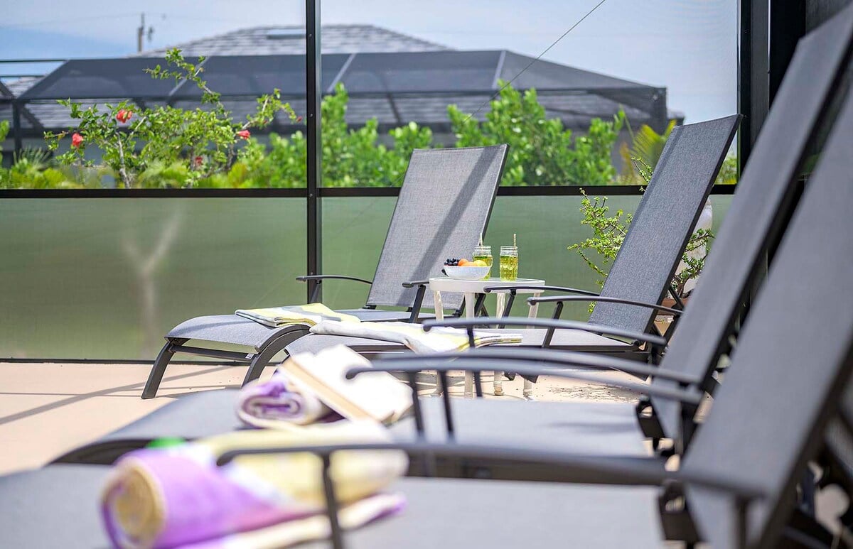 Beheizter Pool mit Lanai und Sitzbereich im Außenbereich.