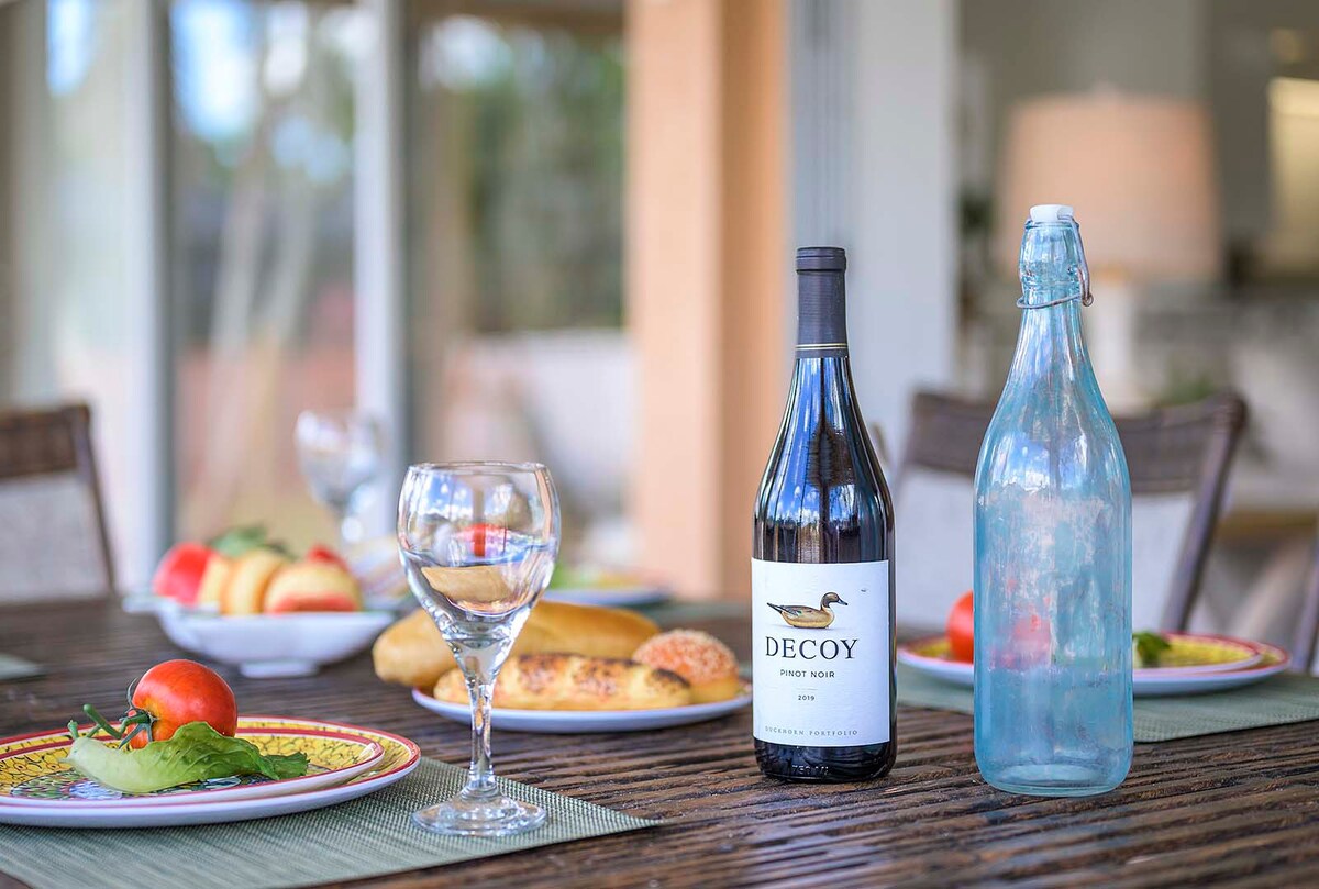 Beheizter Pool mit Lanai und Sitzbereich im Außenbereich.