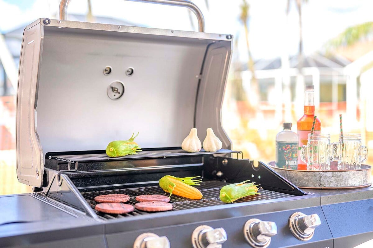 Beheizter Pool mit großzügiger Lanai und Sitzbereich im Außenbereich.
