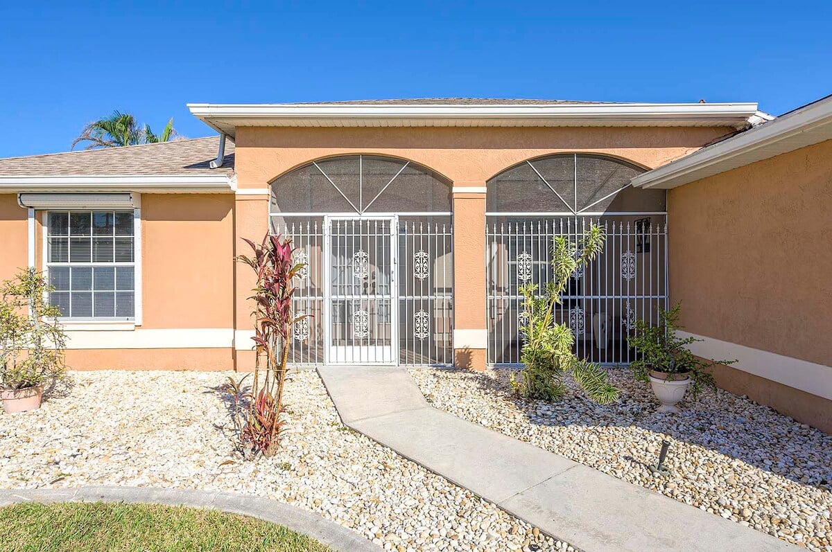 Beheizter Pool mit Lanai und Sitzbereich im Außenbereich.