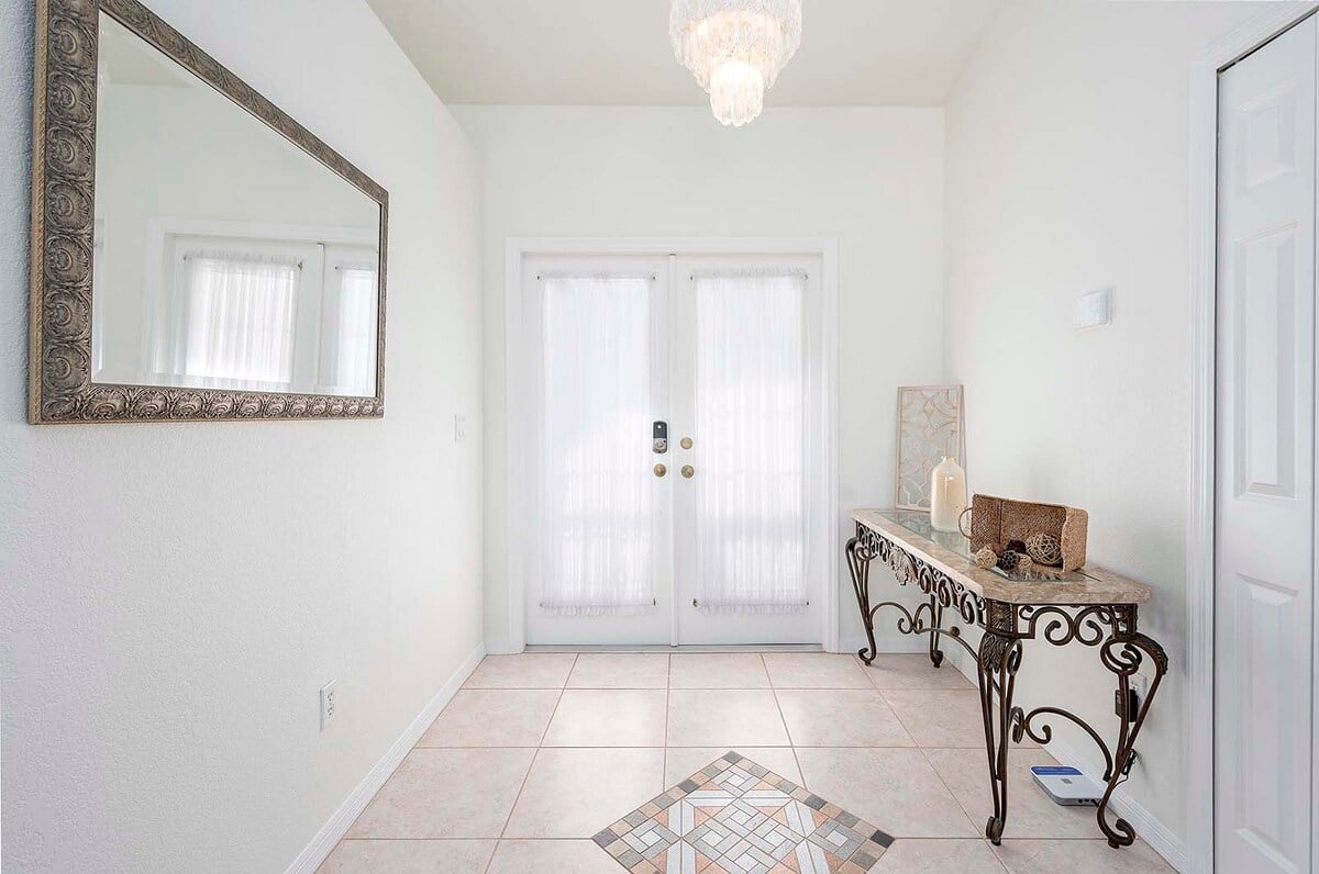 Beheizter Pool mit großzügiger Lanai und Sitzbereich im Außenbereich.