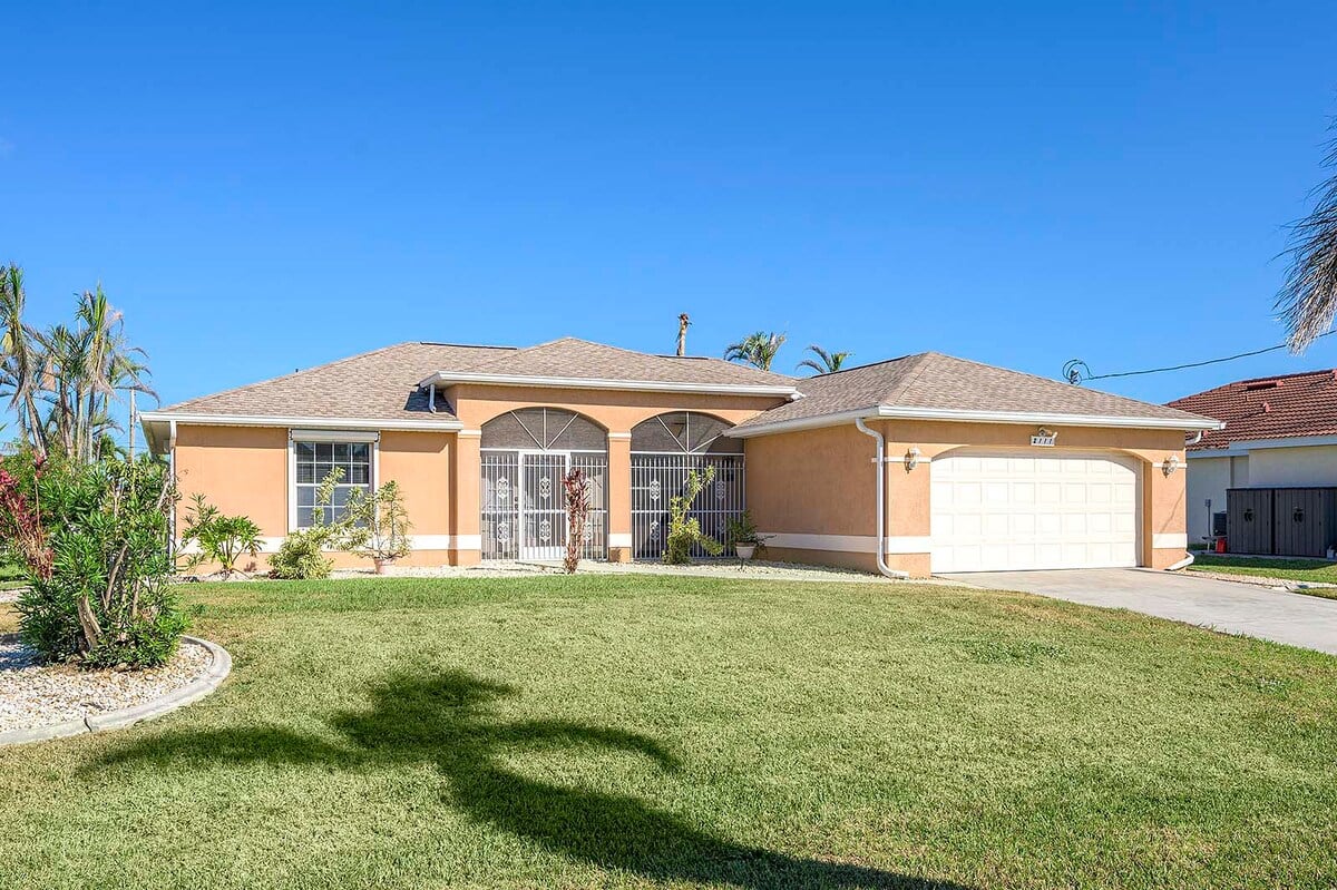 Beheizter Pool mit Lanai und Sitzbereich im Außenbereich.