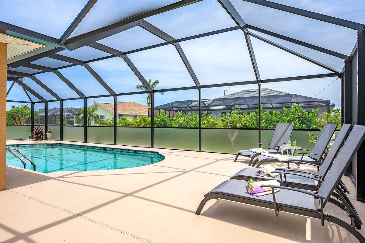 Beheizter Pool mit großzügiger Lanai und Sitzbereich.