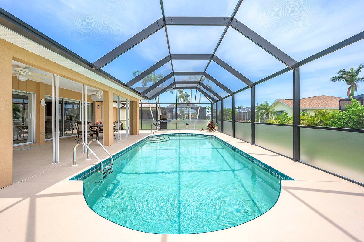 Beheizter Pool mit großzügiger Lanai und Sitzbereich im Außenbereich.