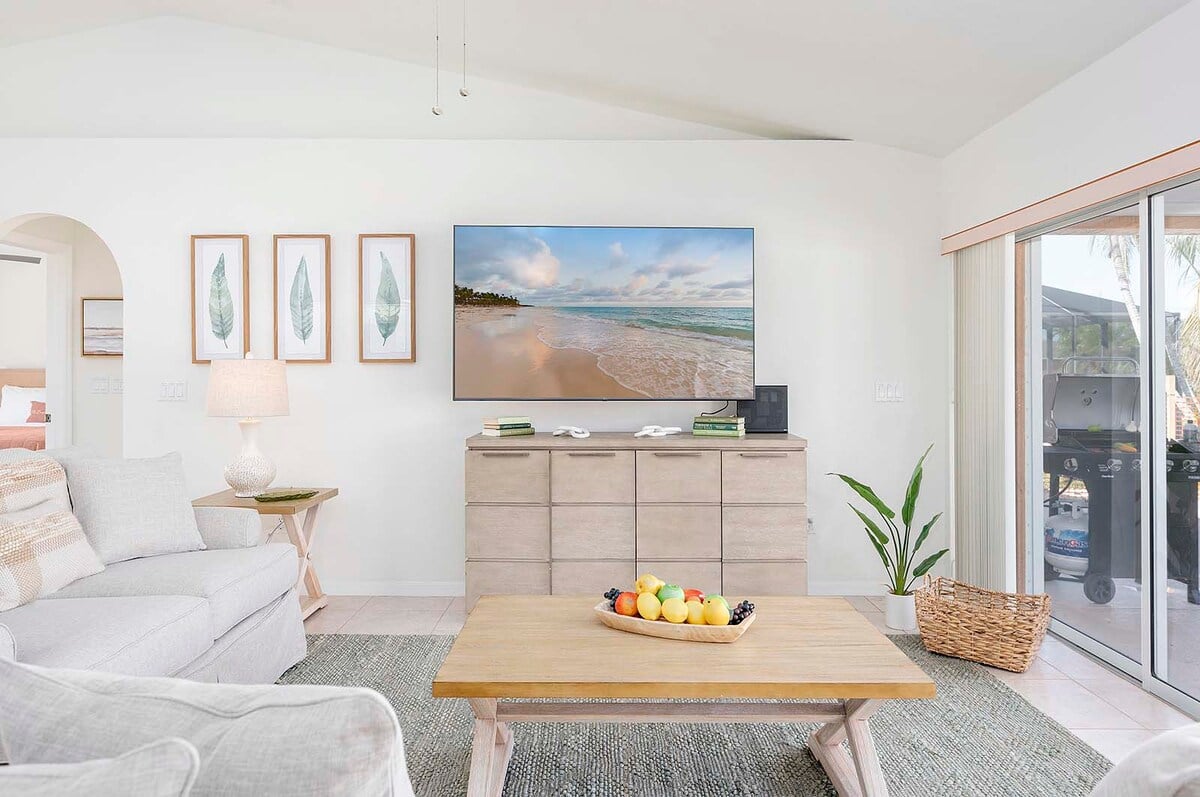 Beheizter Pool mit großzügiger Lanai und Sitzbereich.