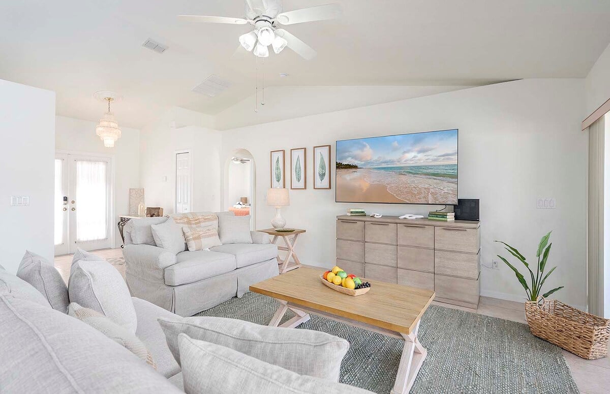 Beheizter Pool mit großzügiger Lanai und Sitzbereich im Außenbereich.