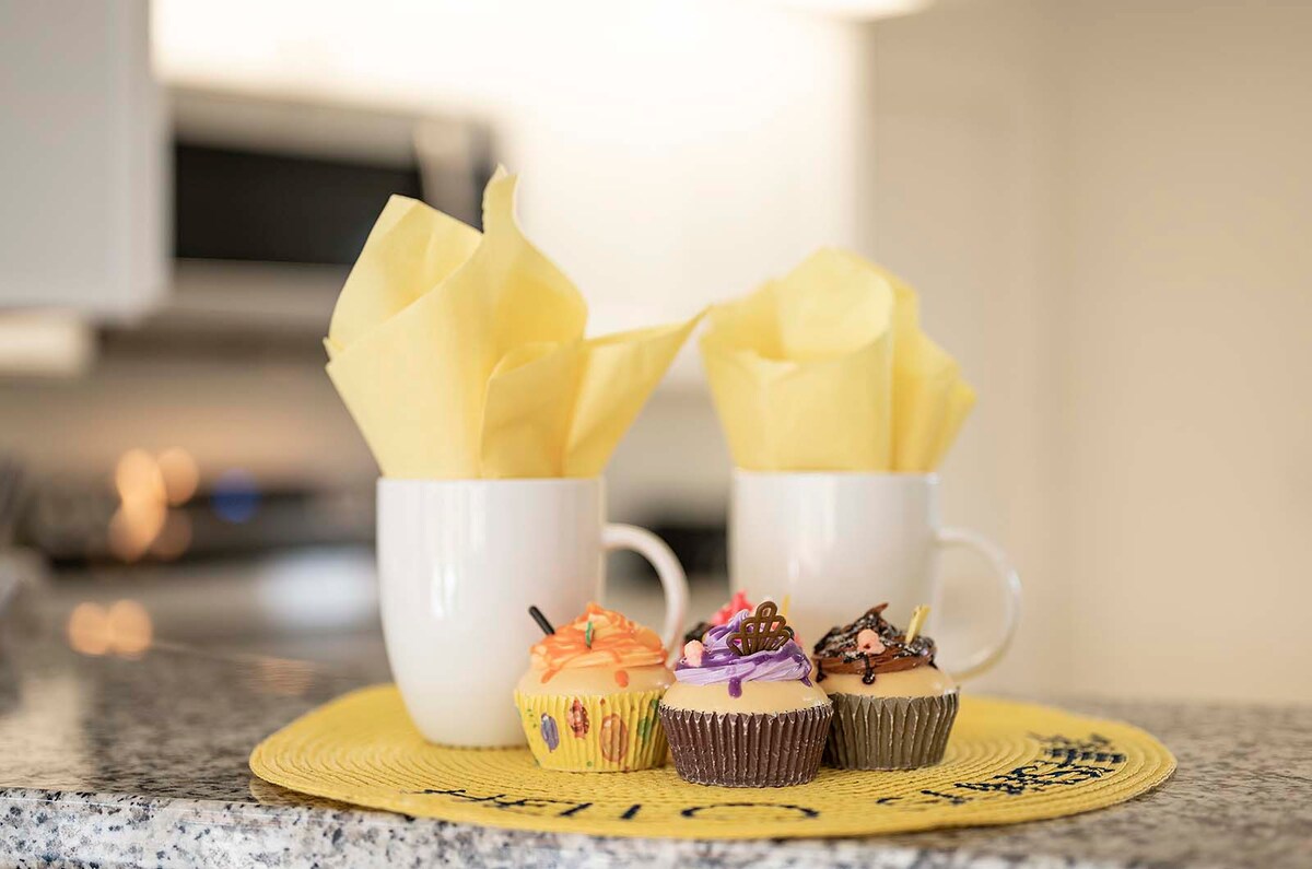 Beheizter Pool mit Lanai und Sitzbereich im Außenbereich.