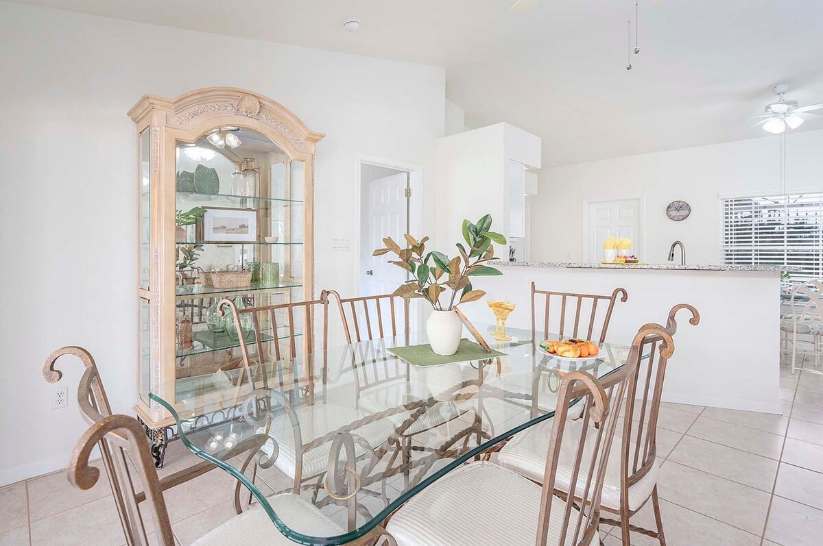 Beheizter Pool mit Lanai und Sitzbereich im Außenbereich.