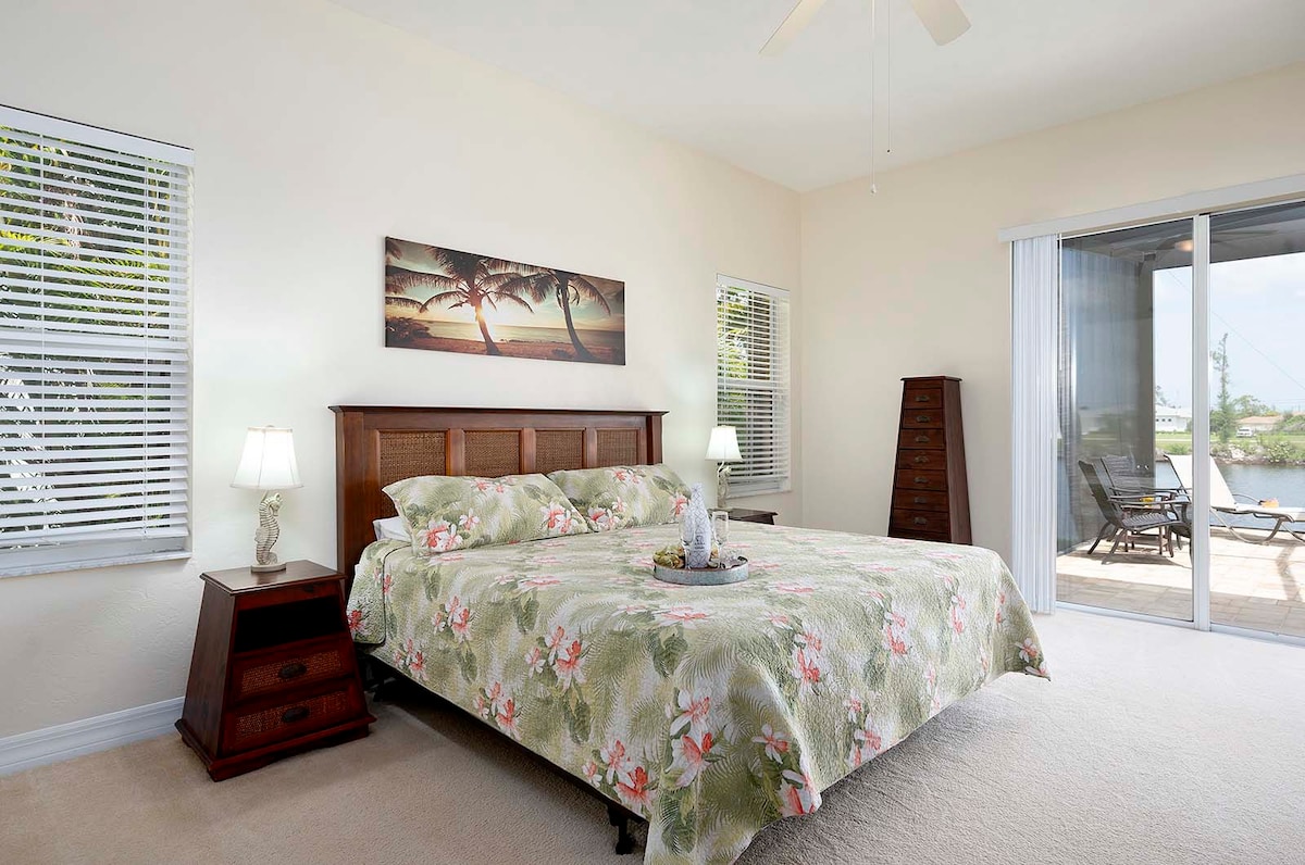 Beheizter Pool auf der Lanai mit Blick auf den Kanal.