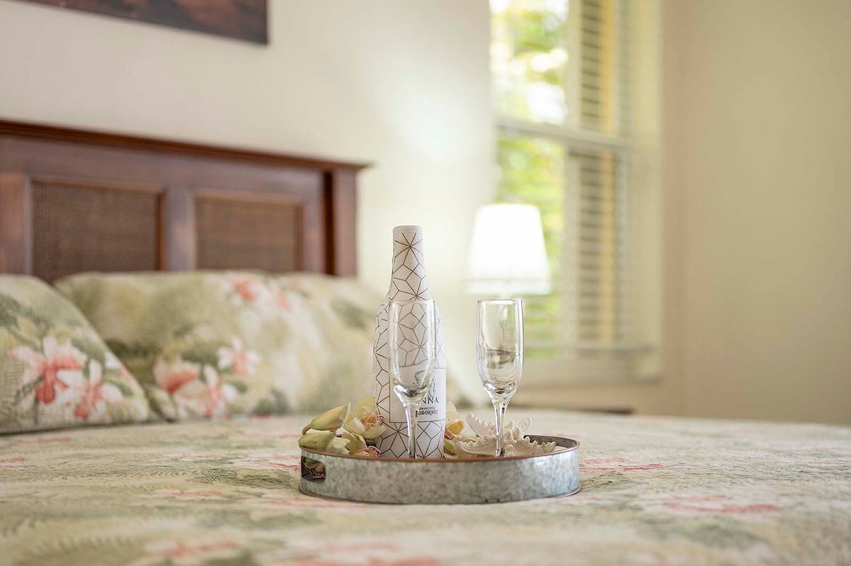 Beheizter Pool mit Terrasse und Blick auf den Kanal.