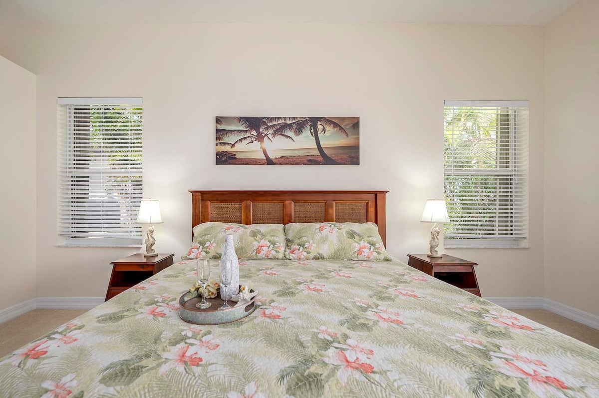 Beheizter Pool mit Terrasse und Blick auf den Kanal.