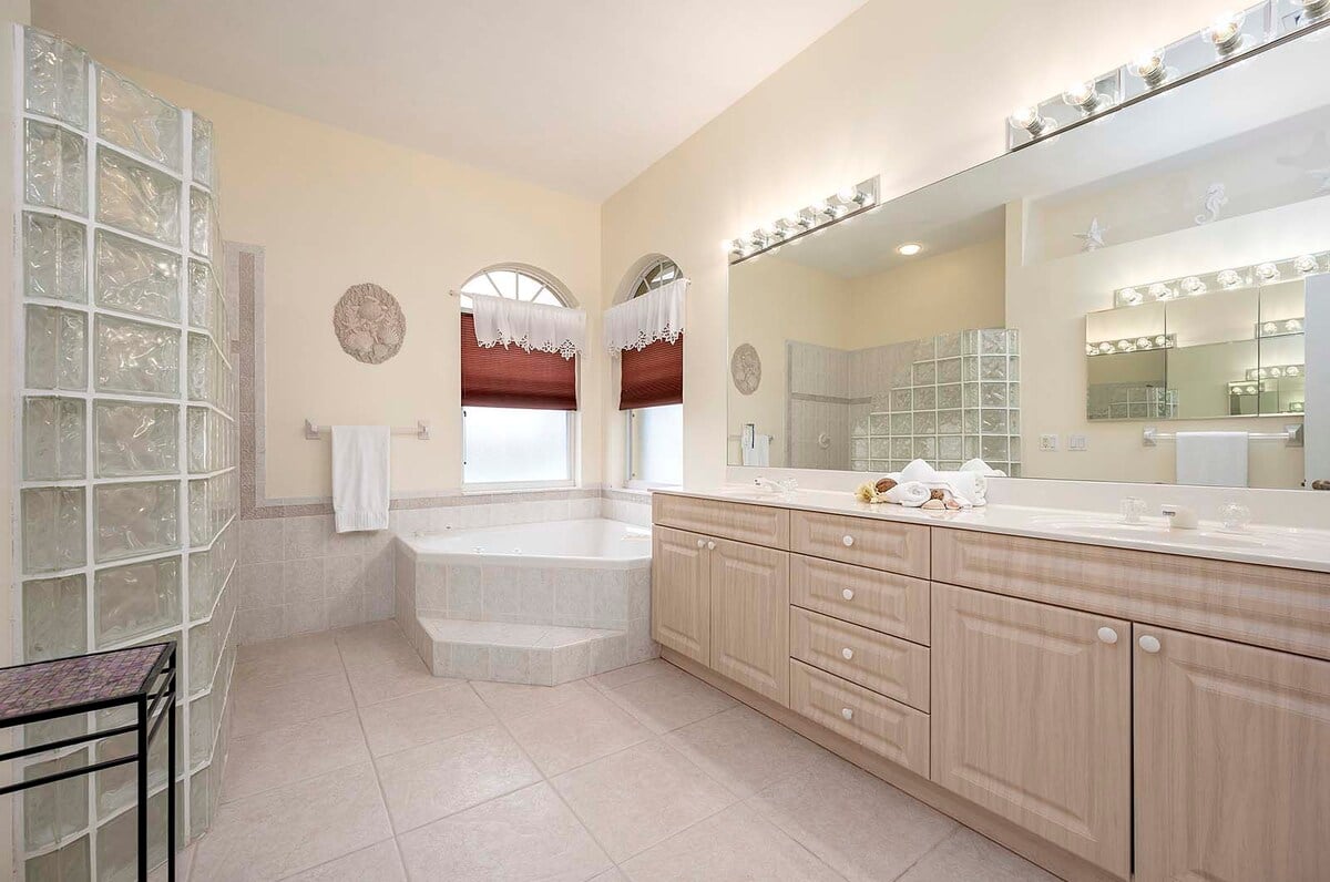 Beheizter Pool mit Terrasse und Blick auf den Kanal.