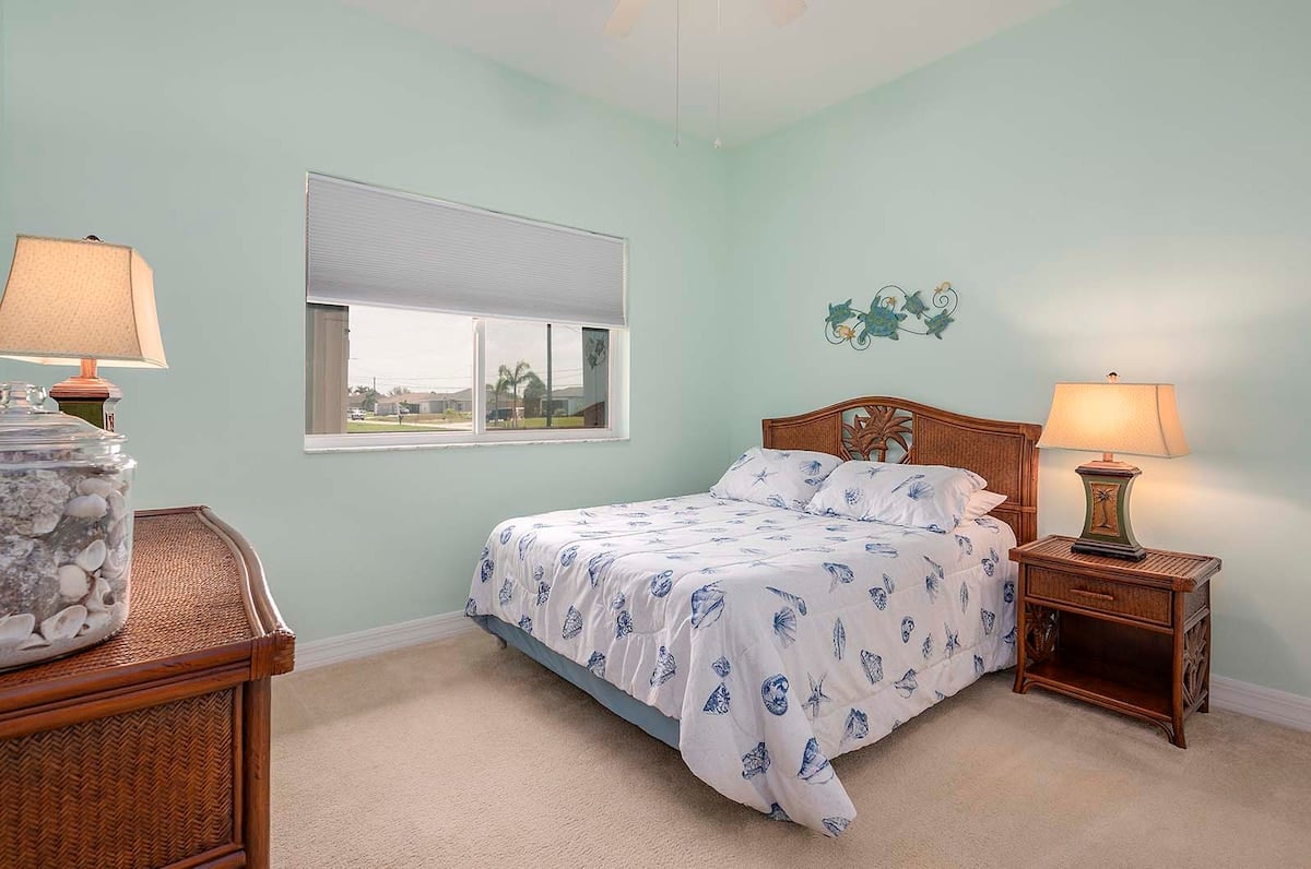 Beheizter Pool mit Terrasse und Blick auf den Kanal.