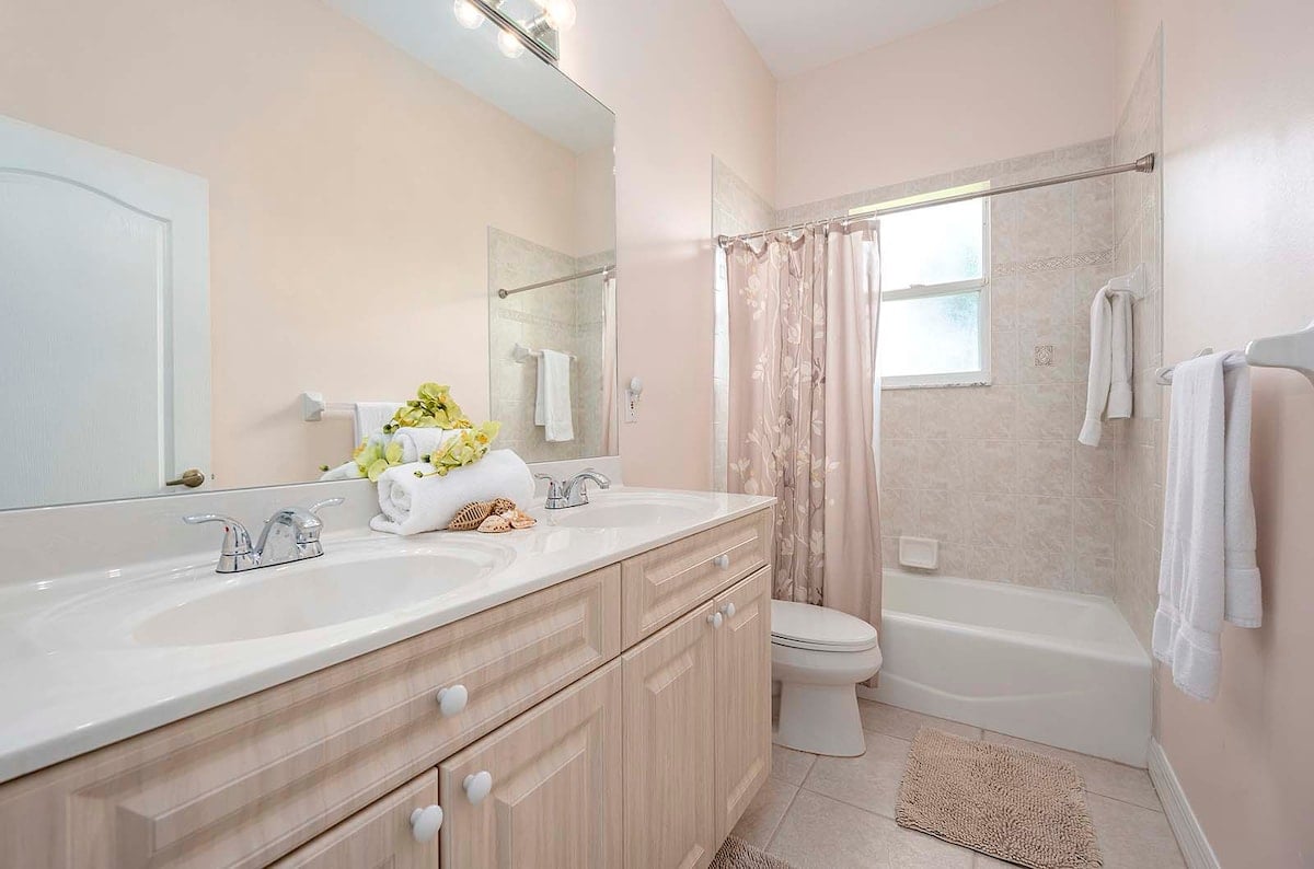 Beheizter Pool auf der Lanai mit Blick auf den Kanal.