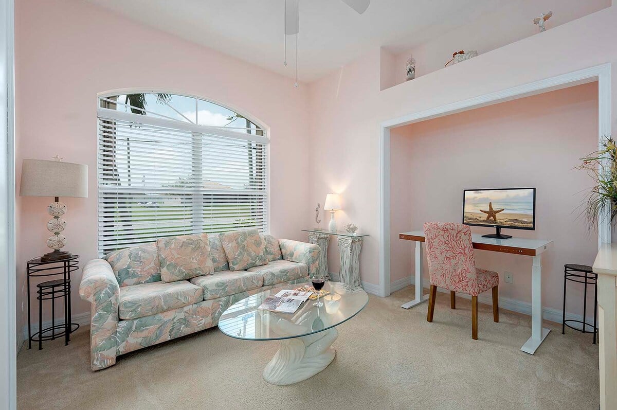 Beheizter Pool mit Lanai und Blick auf den Kanal.