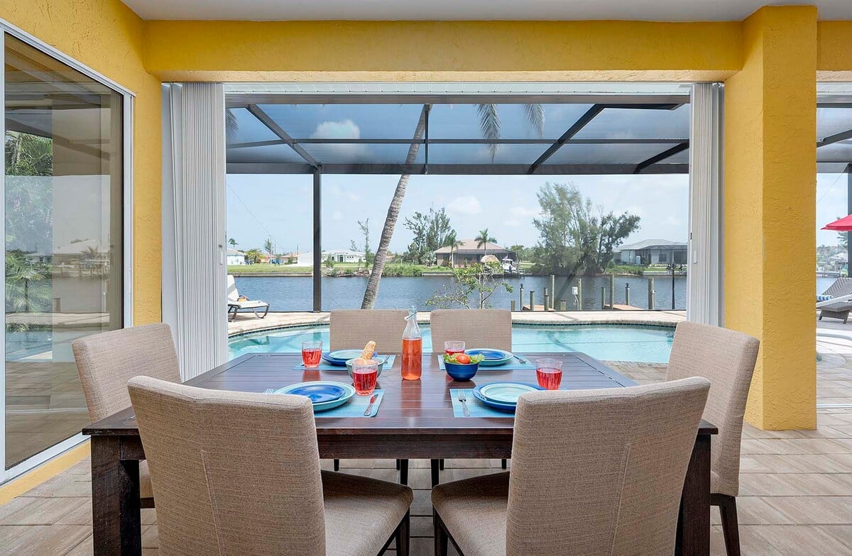 Beheizter Pool mit Terrasse und Blick auf den Kanal.