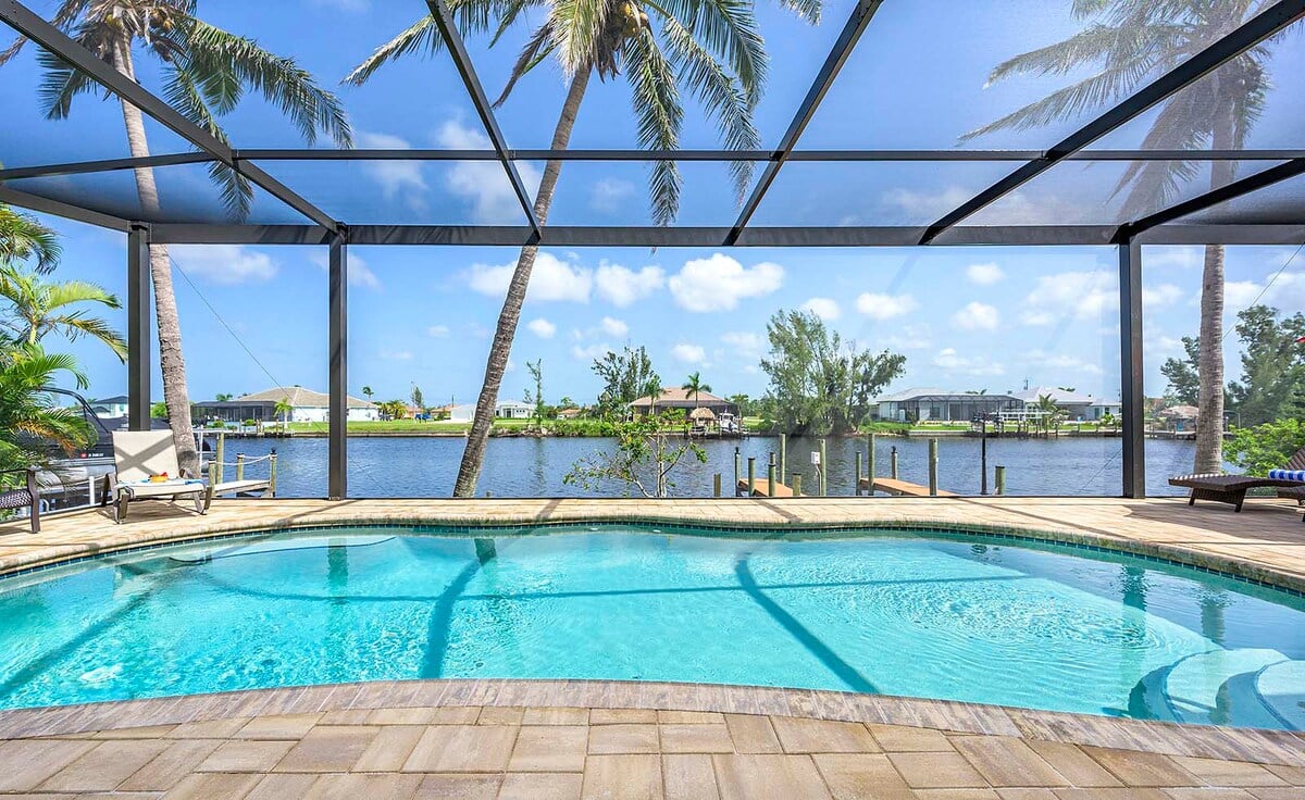 Beheizter Pool mit Terrasse und Blick auf den Kanal.