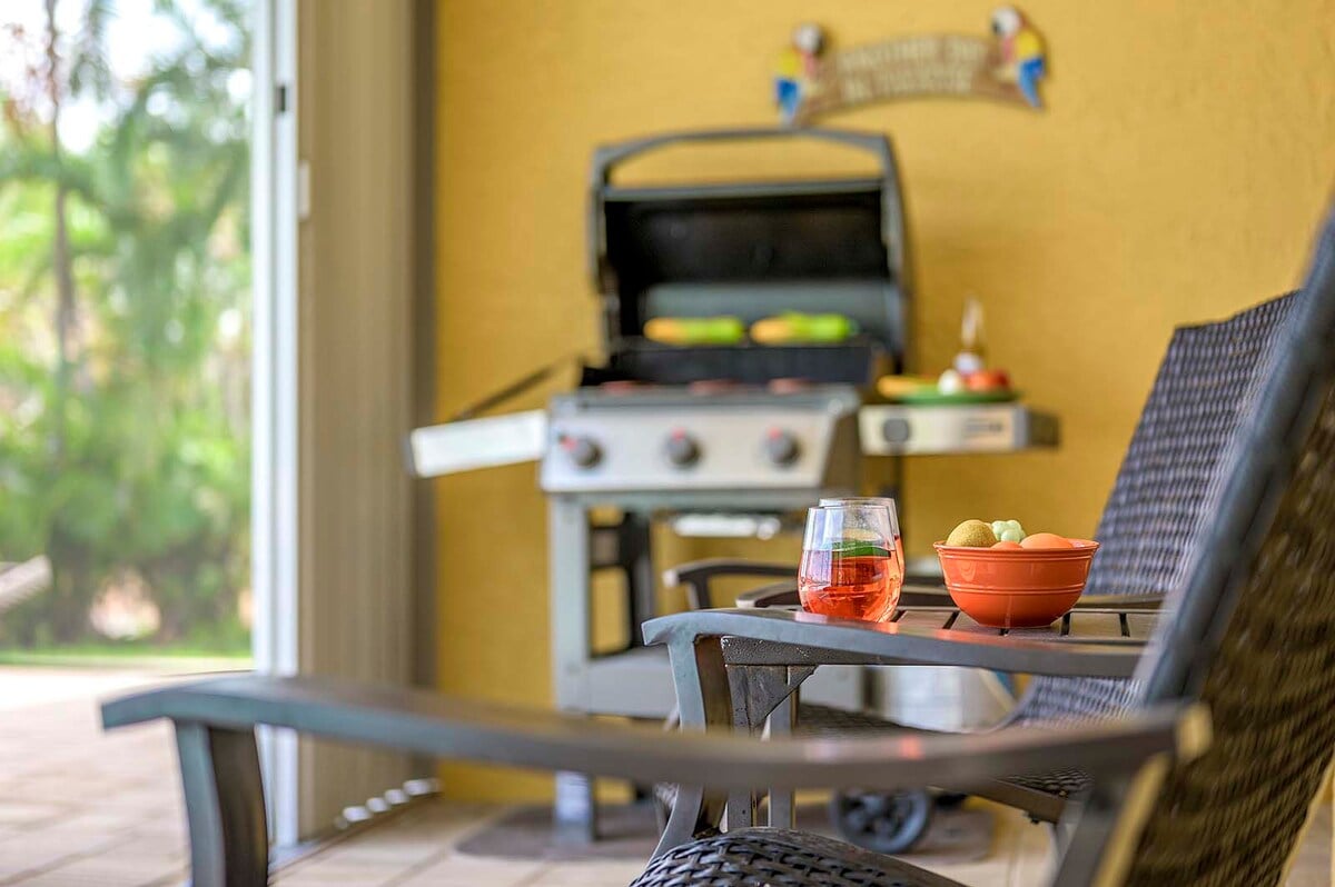 Beheizter Pool auf der Lanai mit Blick auf den Kanal.