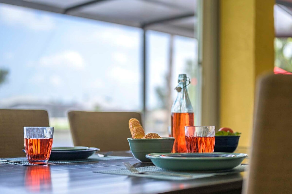 Beheizter Pool auf der Lanai mit Blick auf den Kanal.