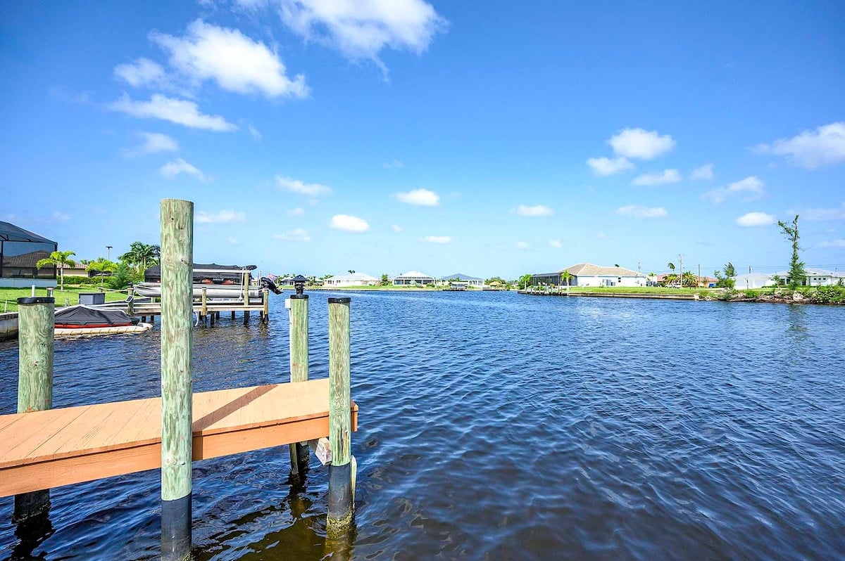 Beheizter Pool mit Terrasse und Blick auf den Kanal.