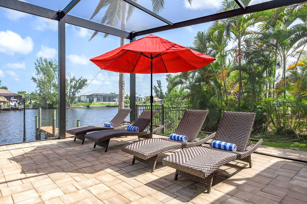 Beheizter Pool auf der Lanai mit Blick auf den Kanal.