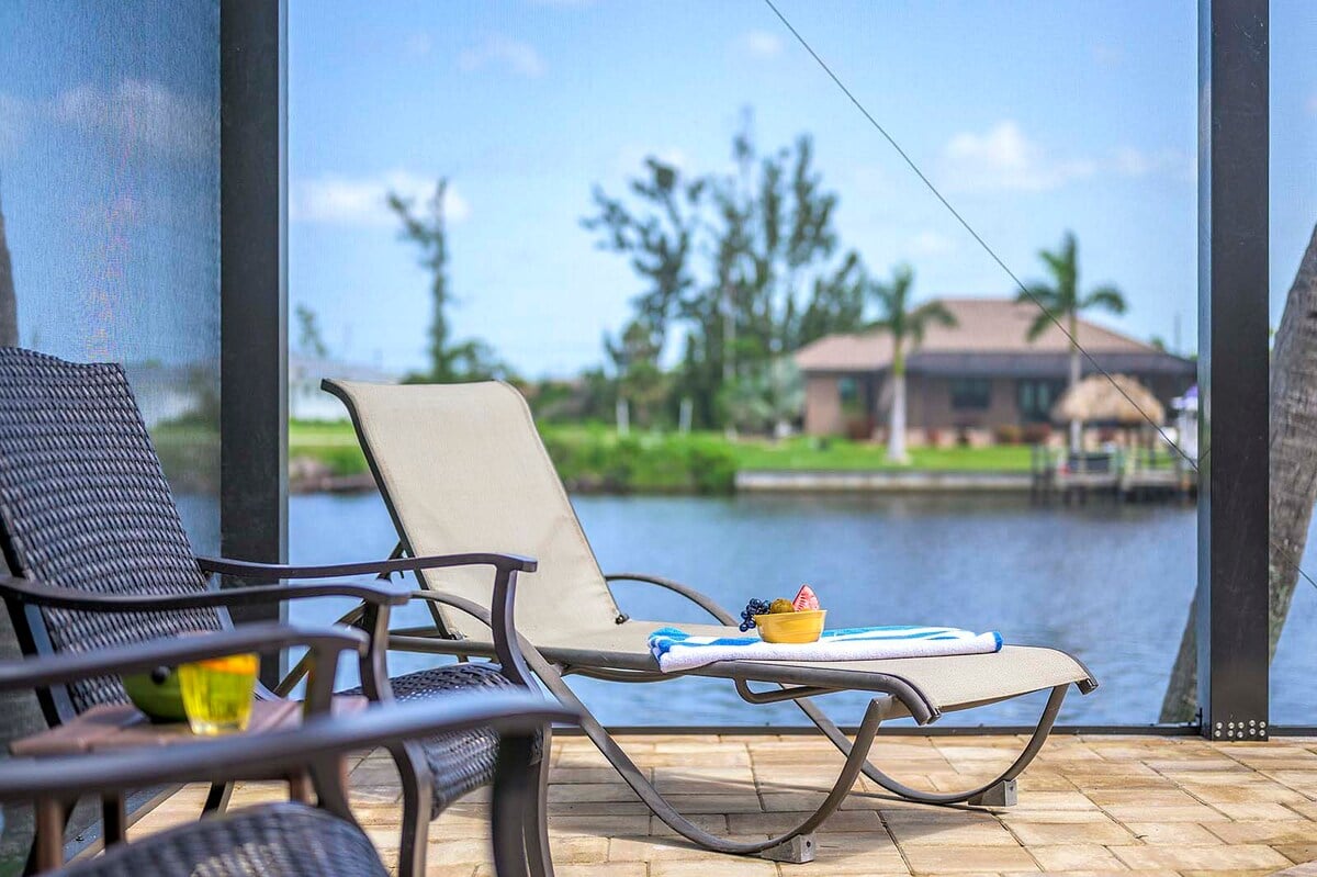 Beheizter Pool auf der Lanai mit Blick auf den Kanal.