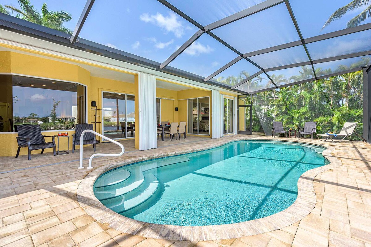 Beheizter Poolbereich mit Lanai und Blick auf den Kanal.