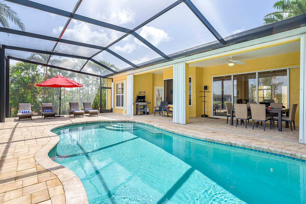 Beheizter Pool mit Terrasse und Blick auf den Kanal.