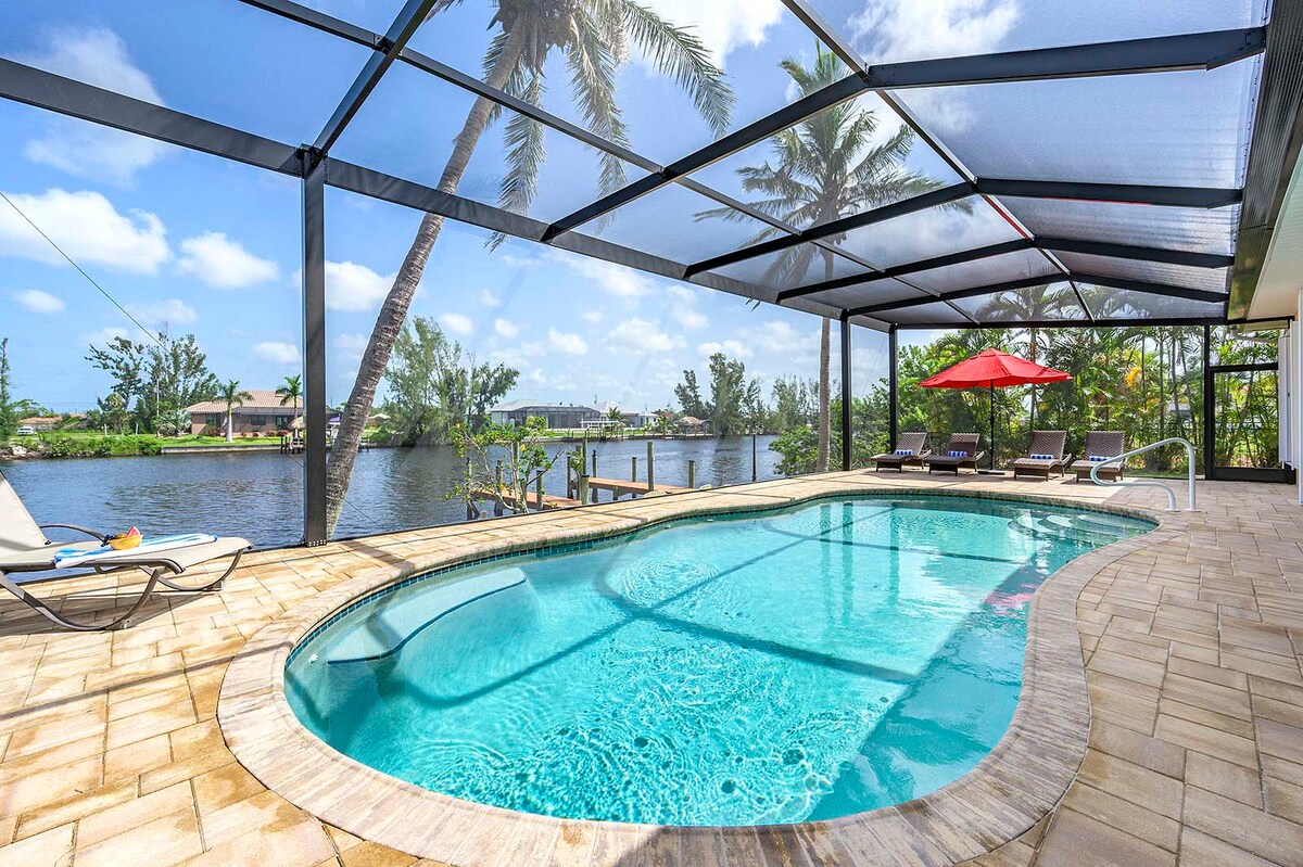 Beheizter Pool mit Terrasse und Blick auf den Kanal.