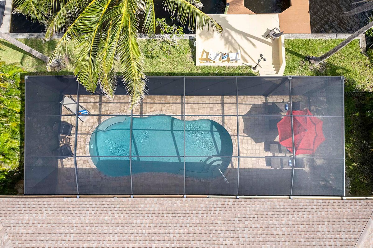 Beheizter Pool auf der Lanai mit Blick auf den Kanal.