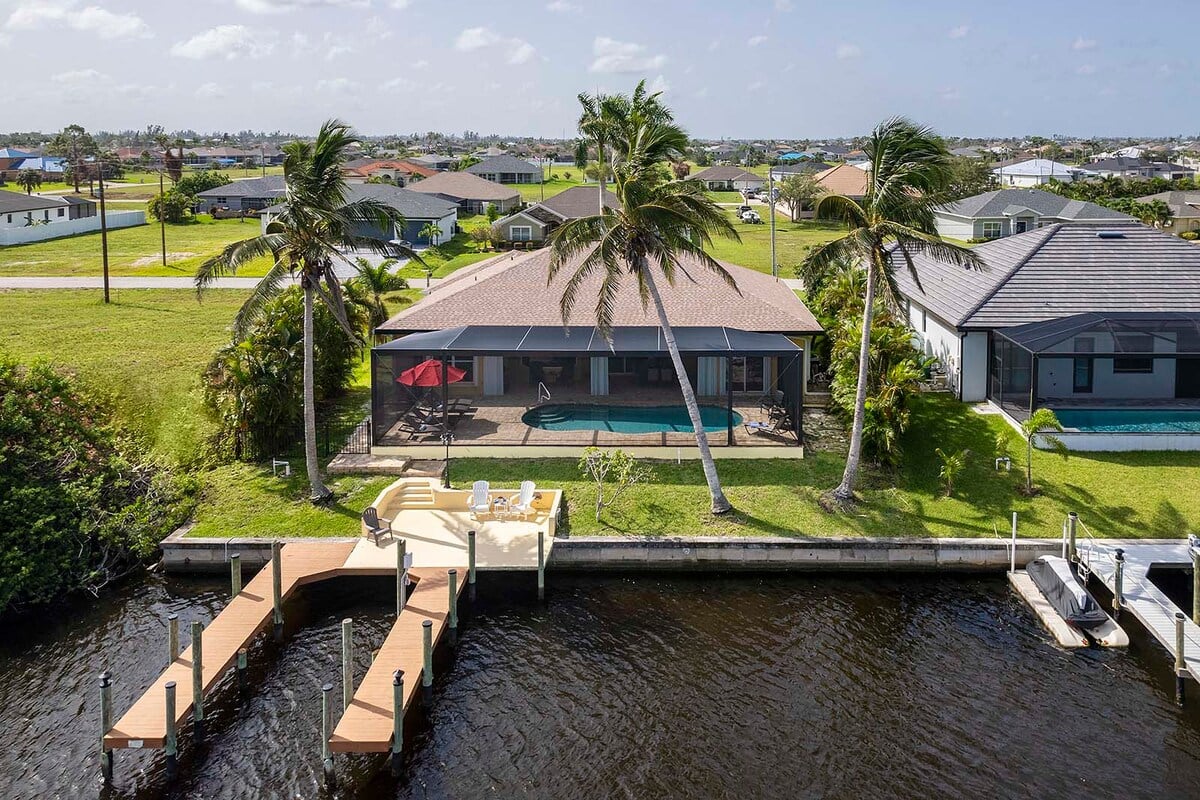 Beheizter Pool mit Terrasse und Blick auf den Kanal.